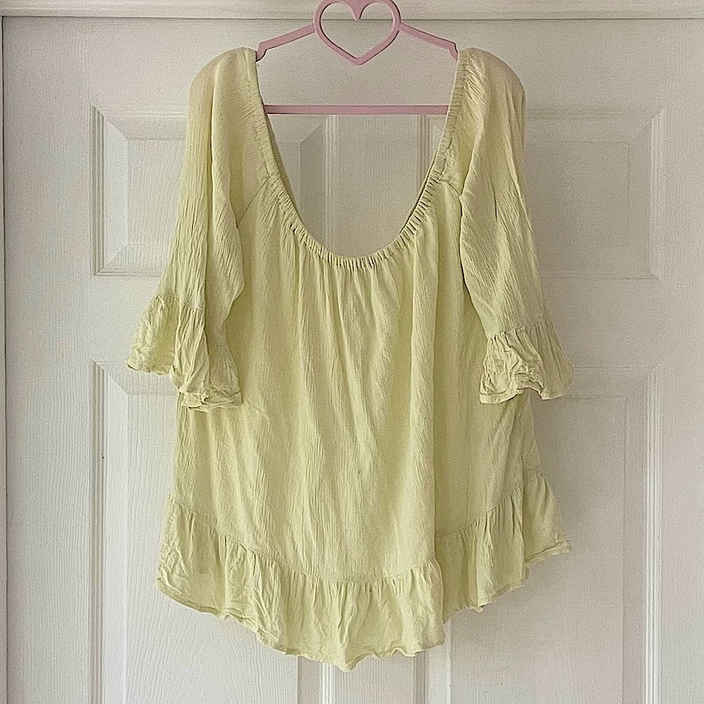 Pale yellow off the shoulder beachlunchlounge top XS good preowned condition.